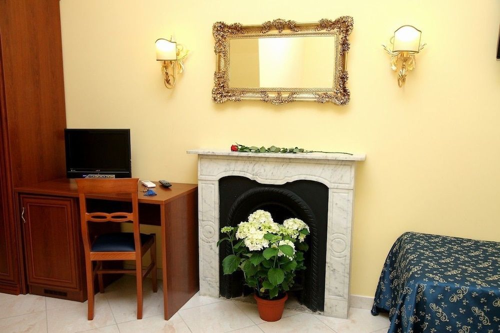 Caroline Suite Triple Room 11