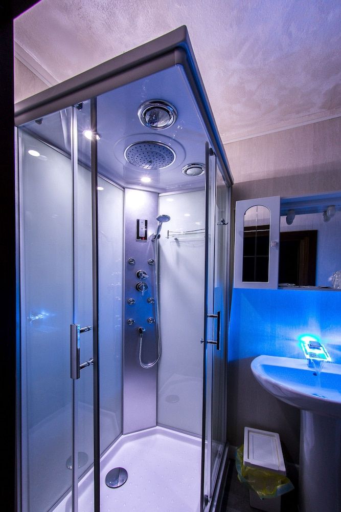 Quari Hotel Restaurant & Pizza King Room with Spa box 5