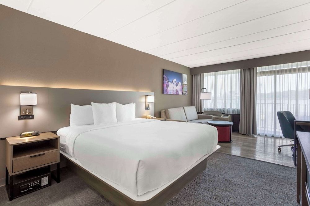 Suite, 1 King Bed with Sofa bed, Non Smoking, Balcony and River View