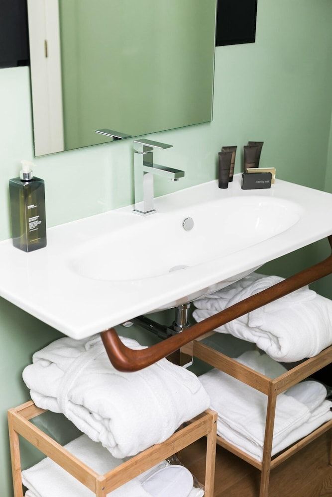 Rarity Suites Deluxe Double Room, 1 King Bed, City View 10