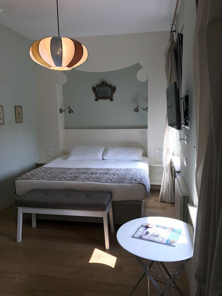 Rarity Suites Deluxe Double Room, 1 King Bed, City View 2