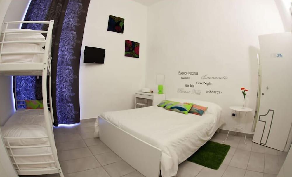 BeHouse Naples Room and Breakfast Quadruple Room 3