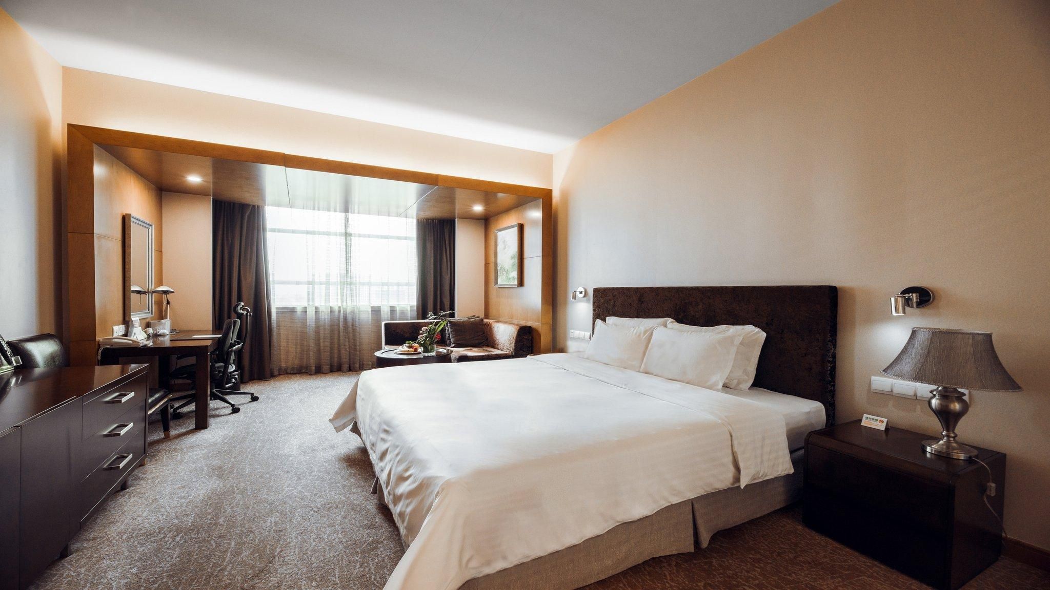 1 King Bed Executive Nonsmoking