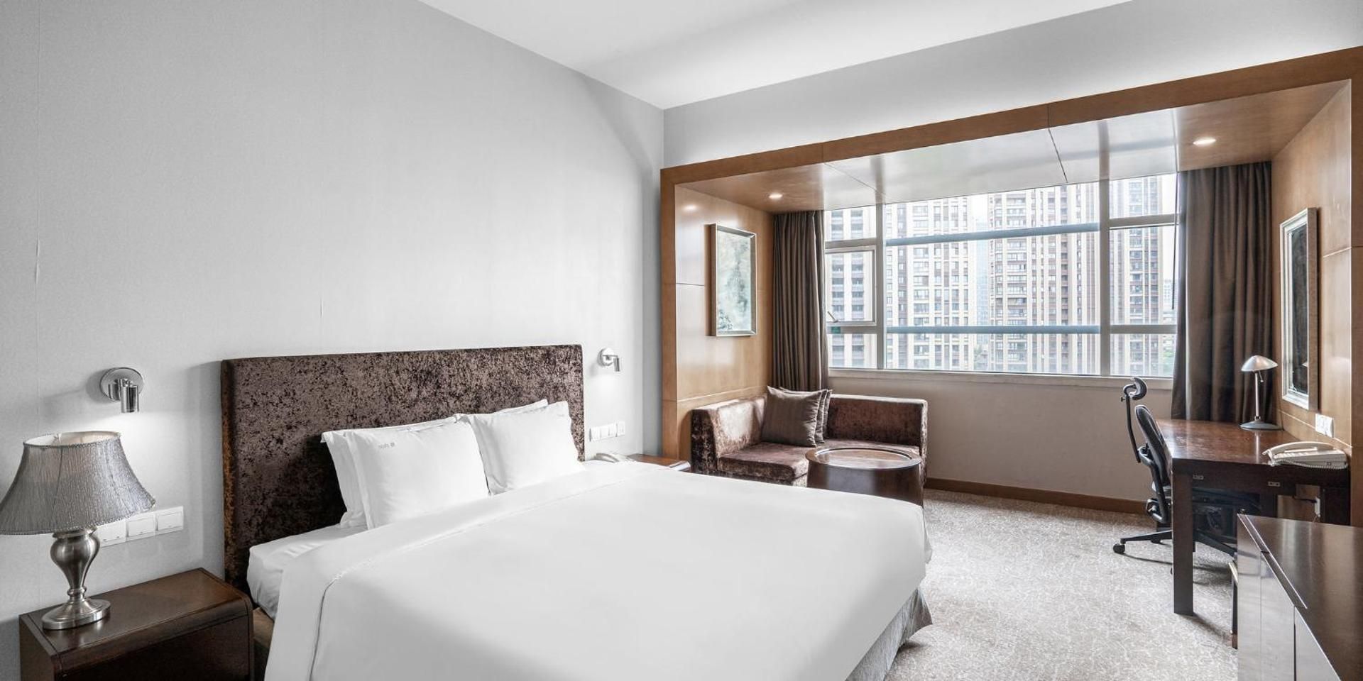 Standard King Room with Lounge Access