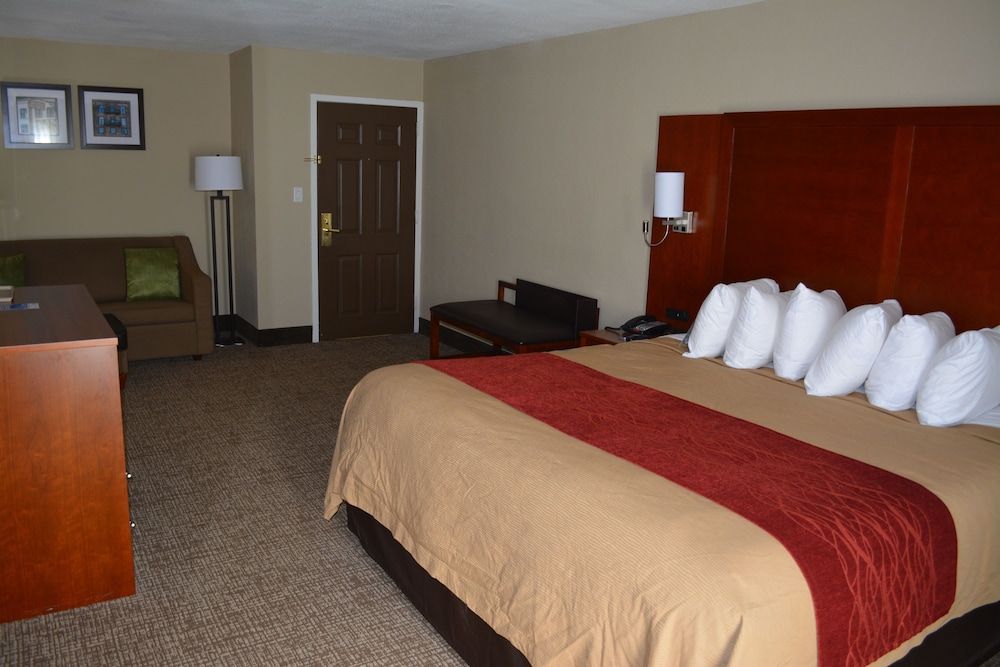 Comfort Inn Suite, 1 King Bed, Non Smoking 3