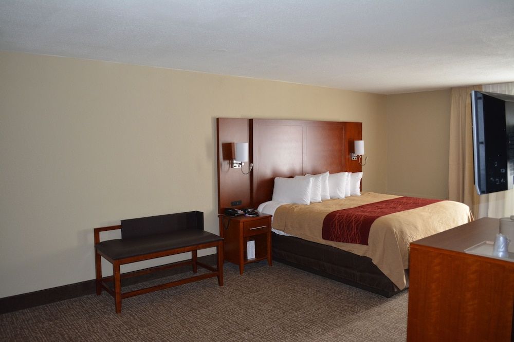 Comfort Inn Suite, 1 King Bed, Non Smoking 2