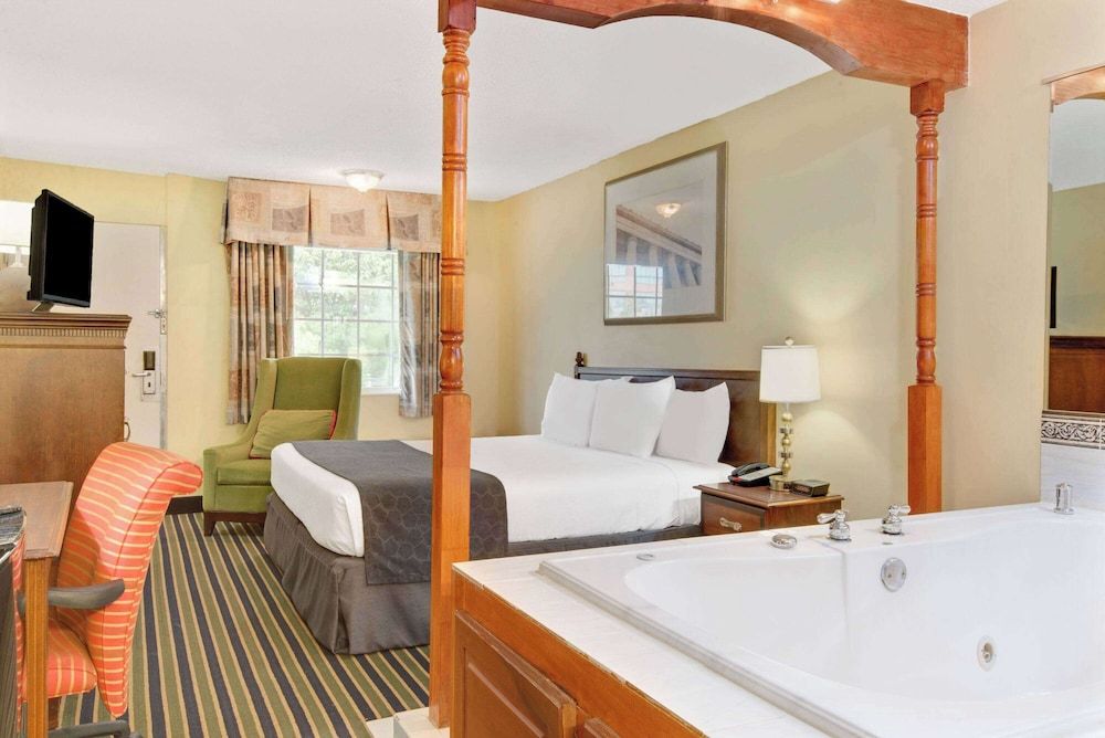 Studio Suite, 1 King Bed, Smoking