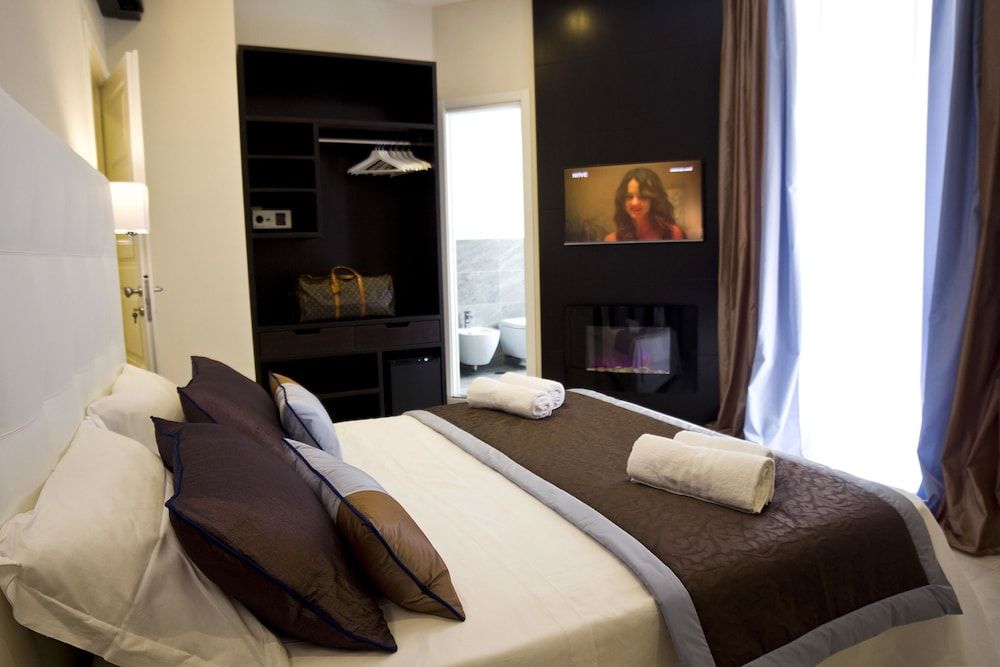Roman Holidays Boutique Hotel Classic Double Room 2
