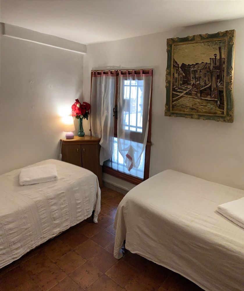 Grey's House Economy Double Room, Shared Bathroom, City View