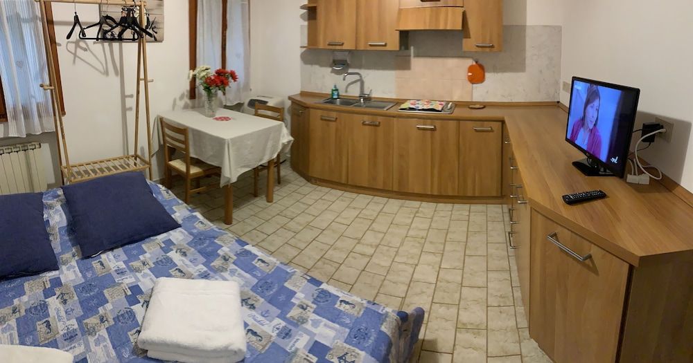 Grey's House Studio, Shared Bathroom 13