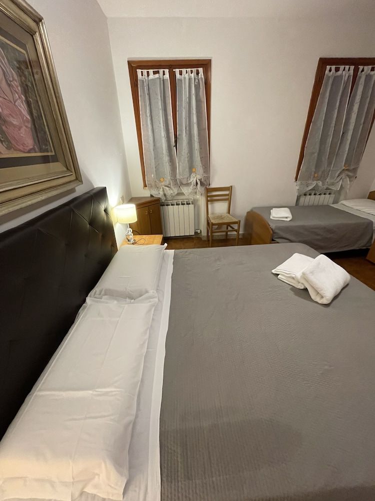 Grey's House City Triple Room, Shared Bathroom, City View 8