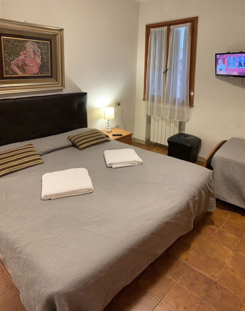 Grey's House City Triple Room, Shared Bathroom, City View 4