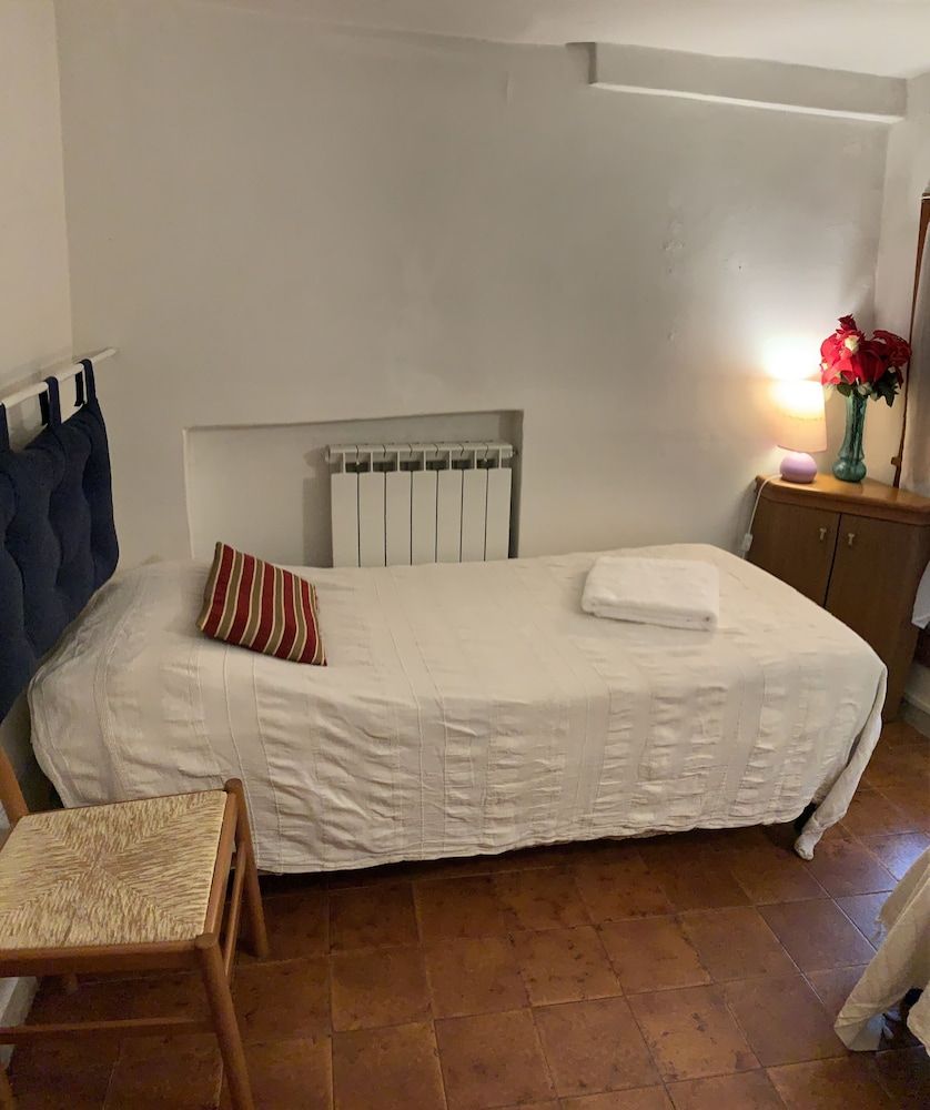 Grey's House Economy Double Room, Shared Bathroom, City View 2