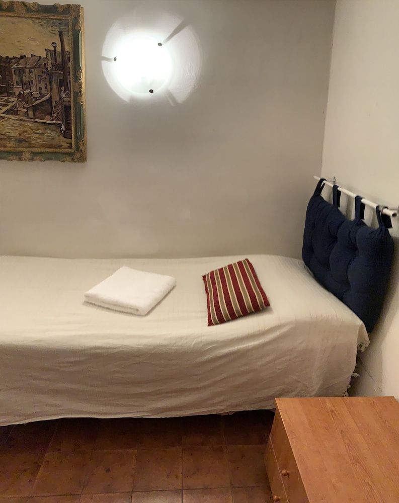 Grey's House Economy Double Room, Shared Bathroom, City View 13