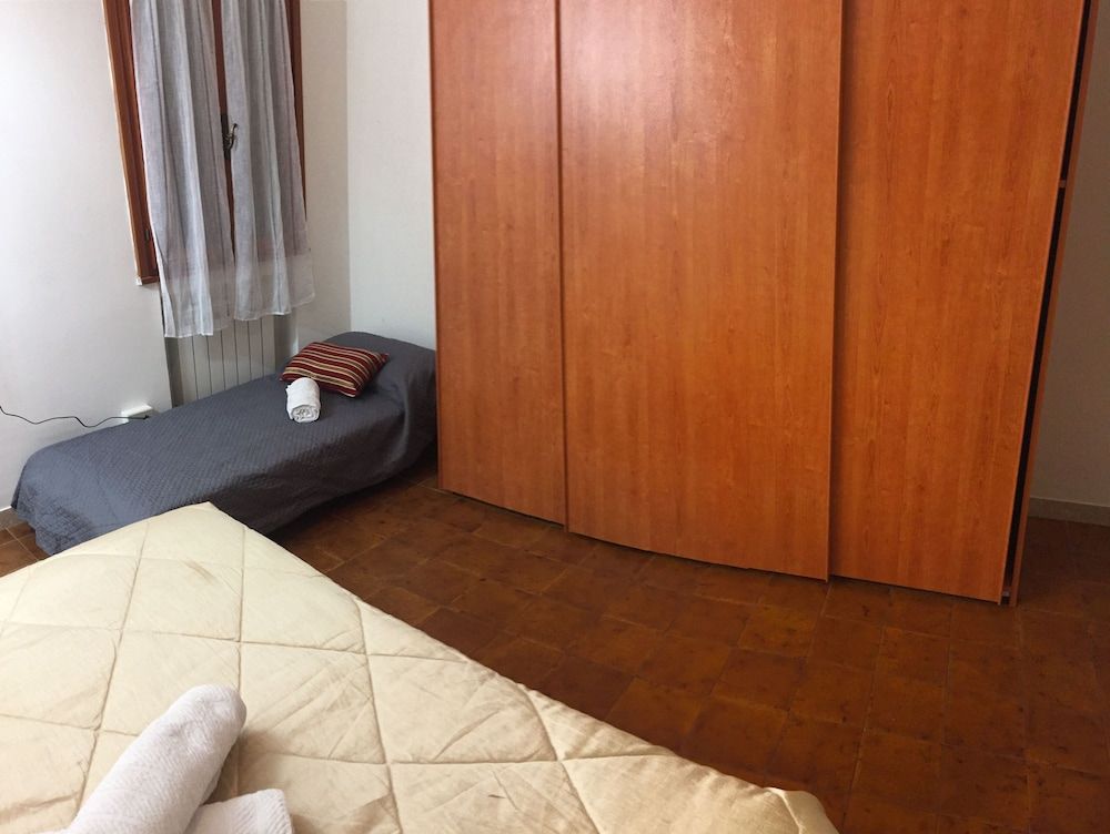 Grey's House City Triple Room, Shared Bathroom, City View 9