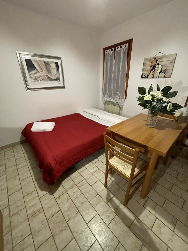 Grey's House Studio, Shared Bathroom 5