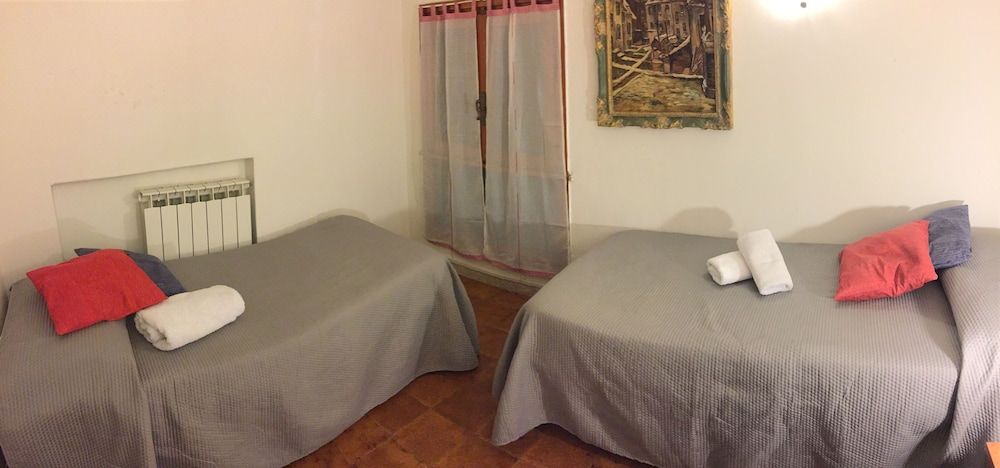 Grey's House Economy Double Room, Shared Bathroom, City View 12