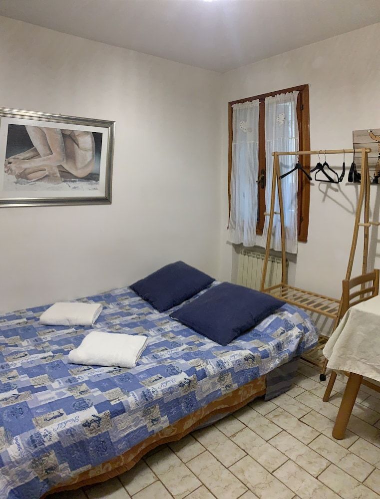 Grey's House Studio, Shared Bathroom 2