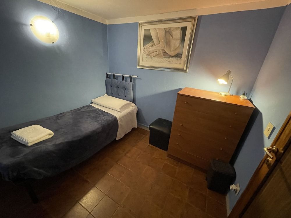 Grey's House Economy Double Room, Shared Bathroom, City View 3