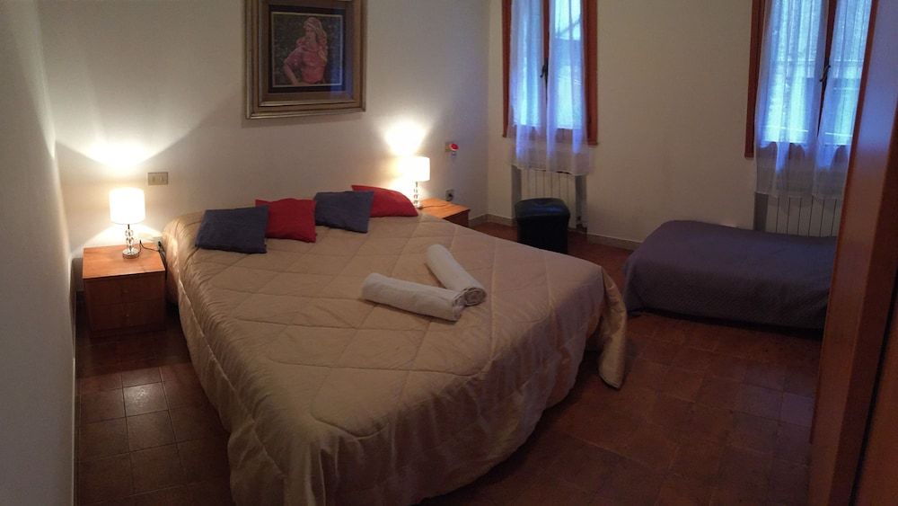 Grey's House City Triple Room, Shared Bathroom, City View 16