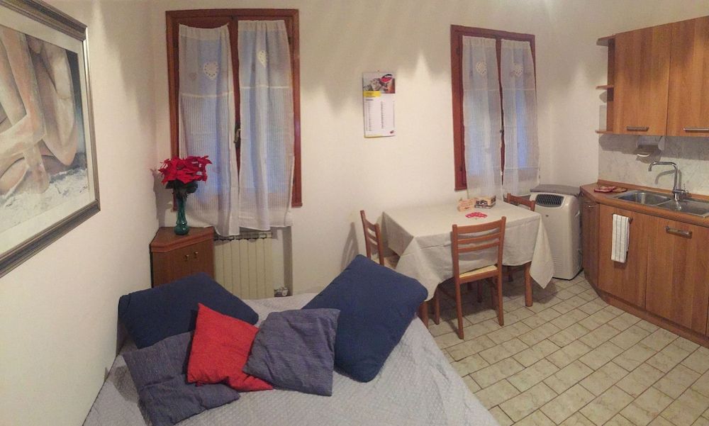 Grey's House Studio, Shared Bathroom 10