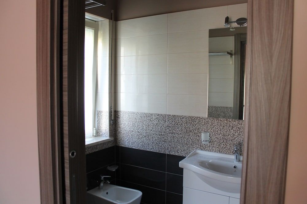 Around The World Double Room 4