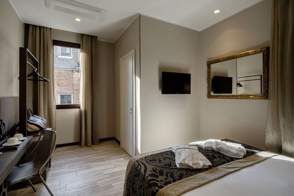 Alle Guglie Boutique Hotel Classic Double Room 4