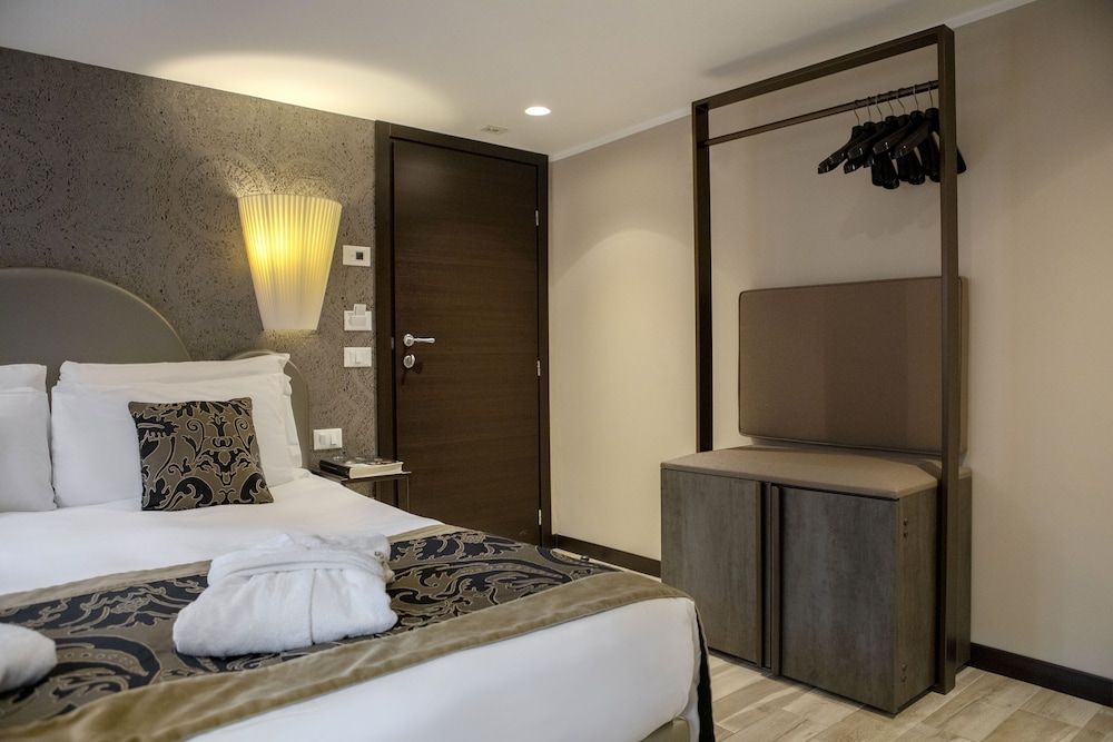 Alle Guglie Boutique Hotel Classic Double Room 5