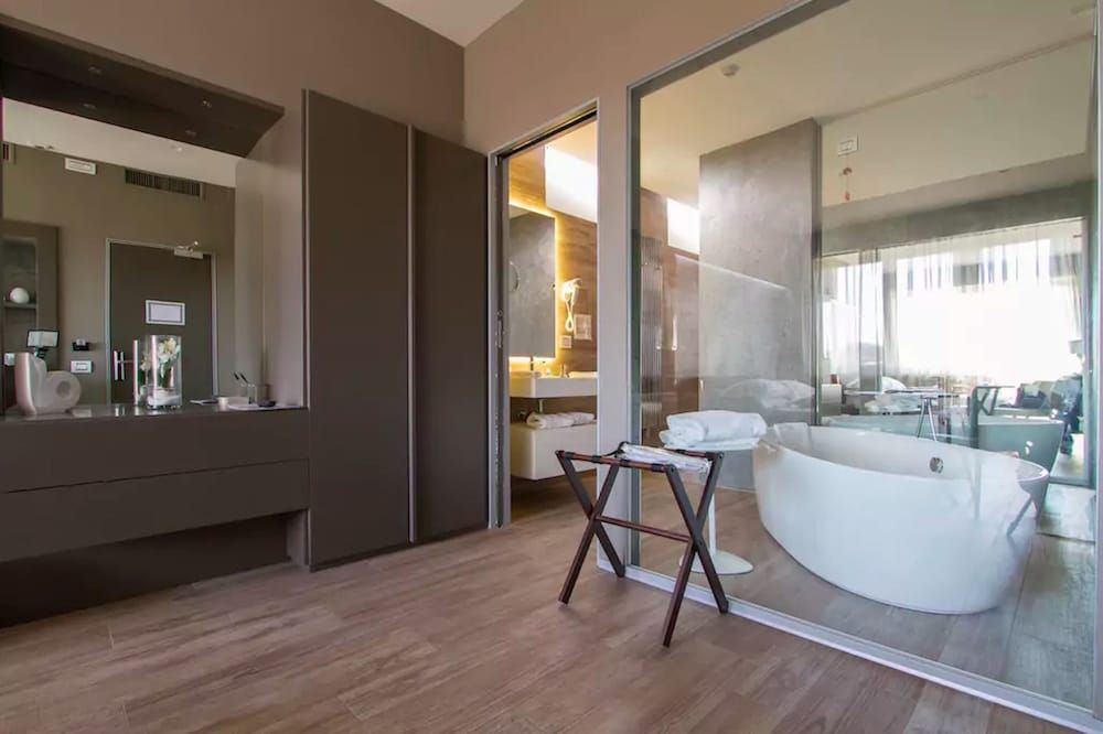 Deep Soaking Bathtub