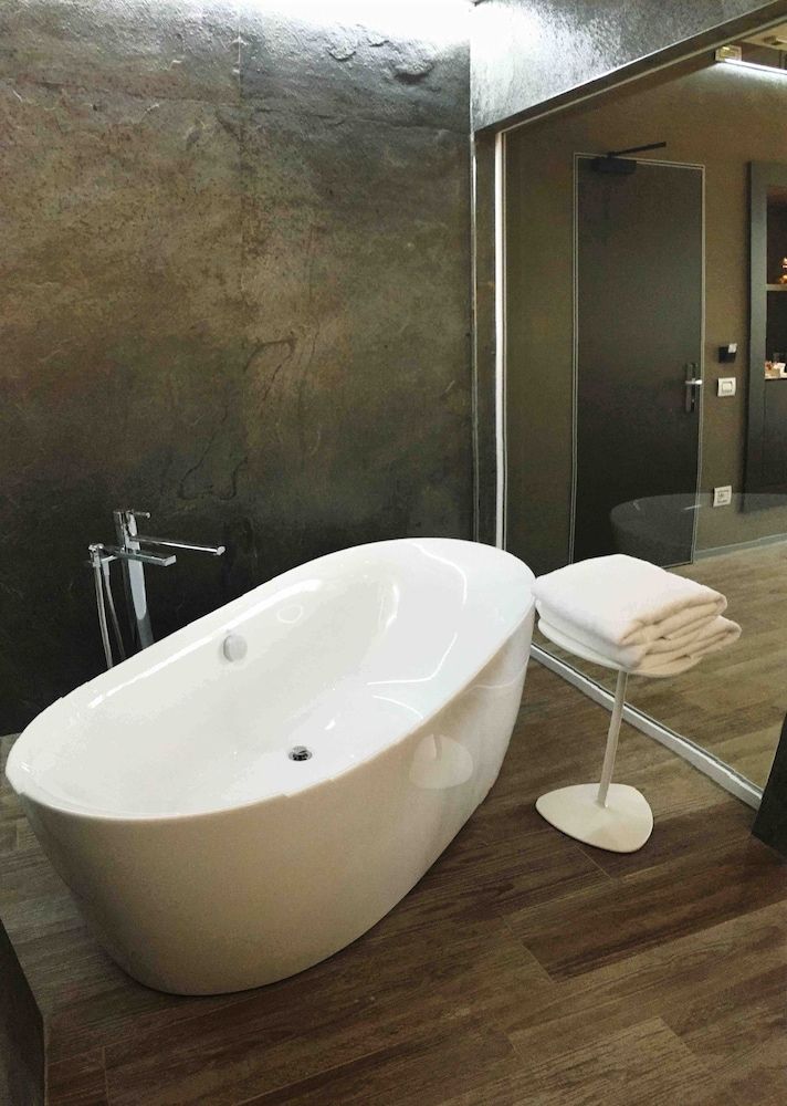 Deep Soaking Bathtub