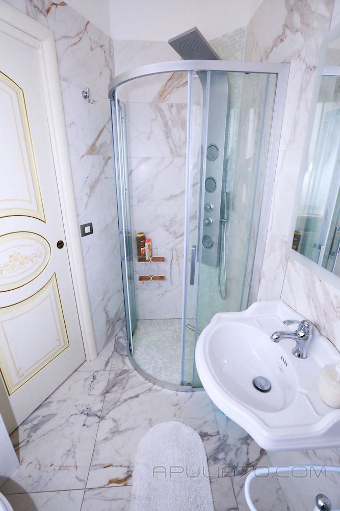 Apulia 70 Holidays Deluxe Apartment, 4 Bedrooms, Kitchen, Garden View 5