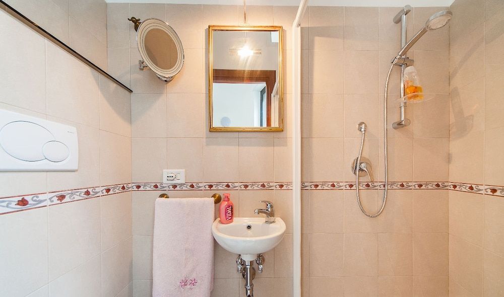 Apulia 70 Holidays Deluxe Apartment, 4 Bedrooms, Kitchen, Garden View 3