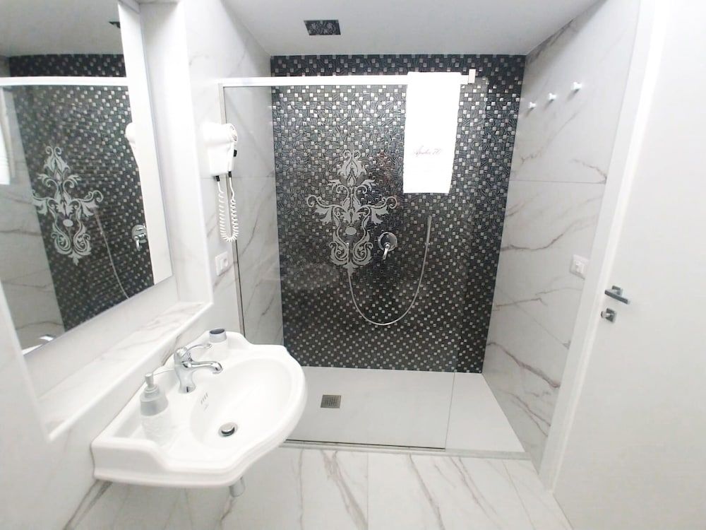 Apulia 70 Holidays Deluxe Apartment, 4 Bedrooms, Kitchen, Garden View 6