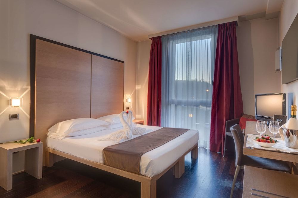 Comfort Room, 1 Queen Bed, Non Smoking (Converts to 2 Twin Beds;Larger Room)