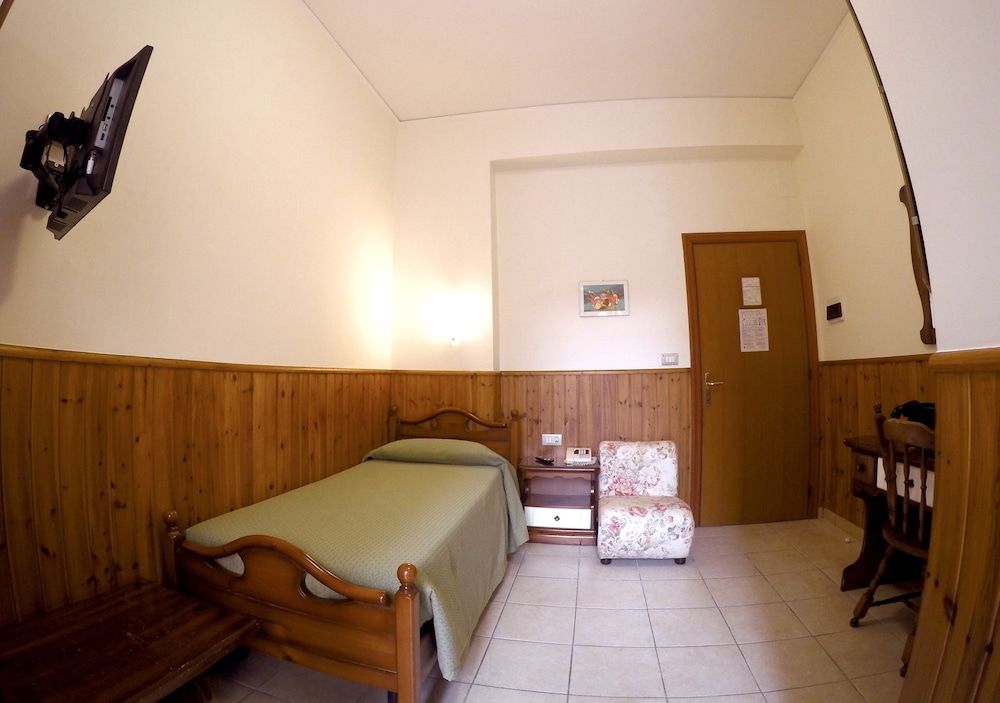 Tourist Hotel Economy Single Room 5