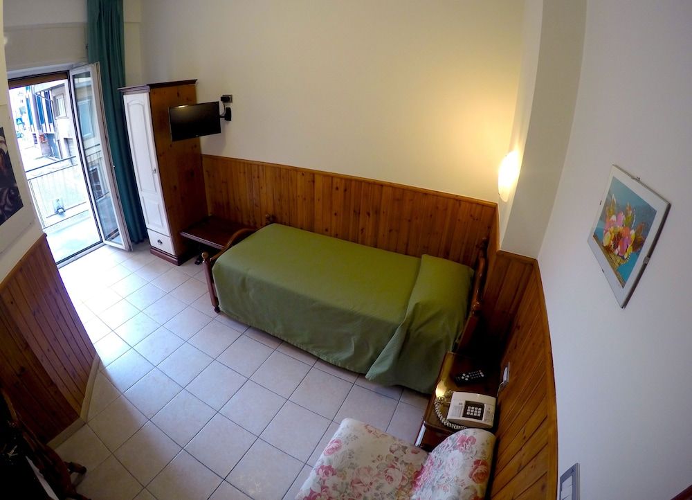 Tourist Hotel Economy Single Room 4