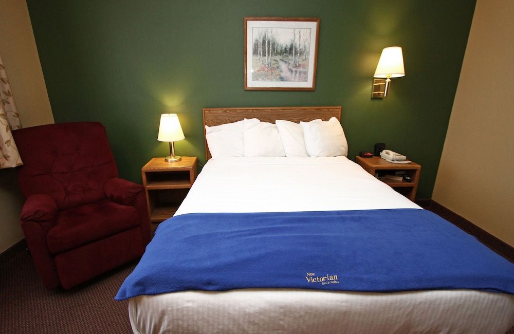 New Victorian Inn and Suites Superior Room, 1 King Bed 2