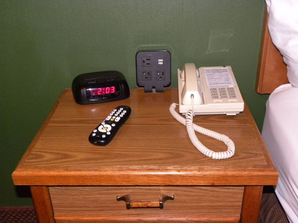 New Victorian Inn and Suites Superior Room, 1 King Bed 7