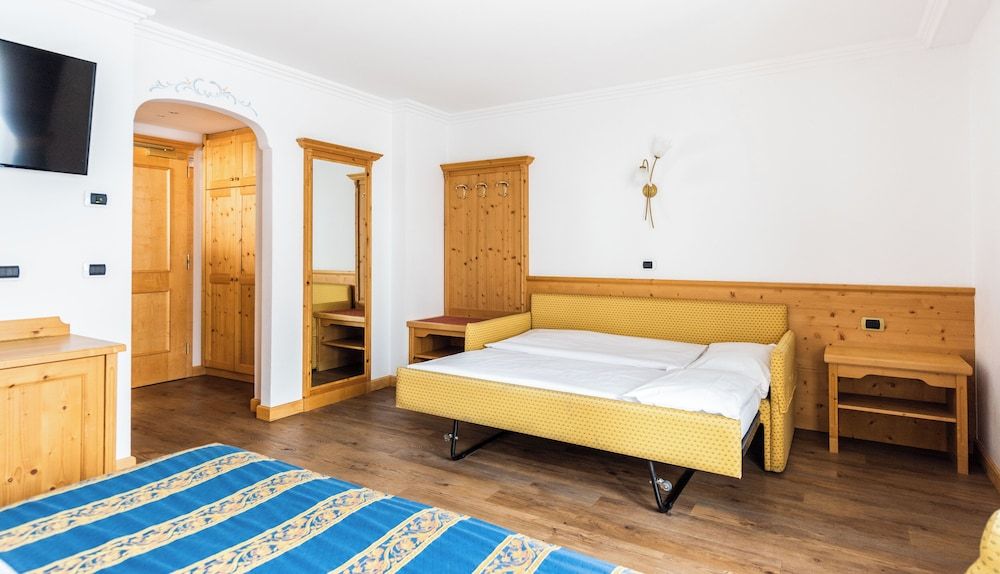 Antares Classic Quadruple Room 3