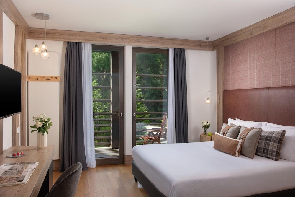 Deluxe Room (Extra Bed 2 adults + 1 child, Monterosa View)