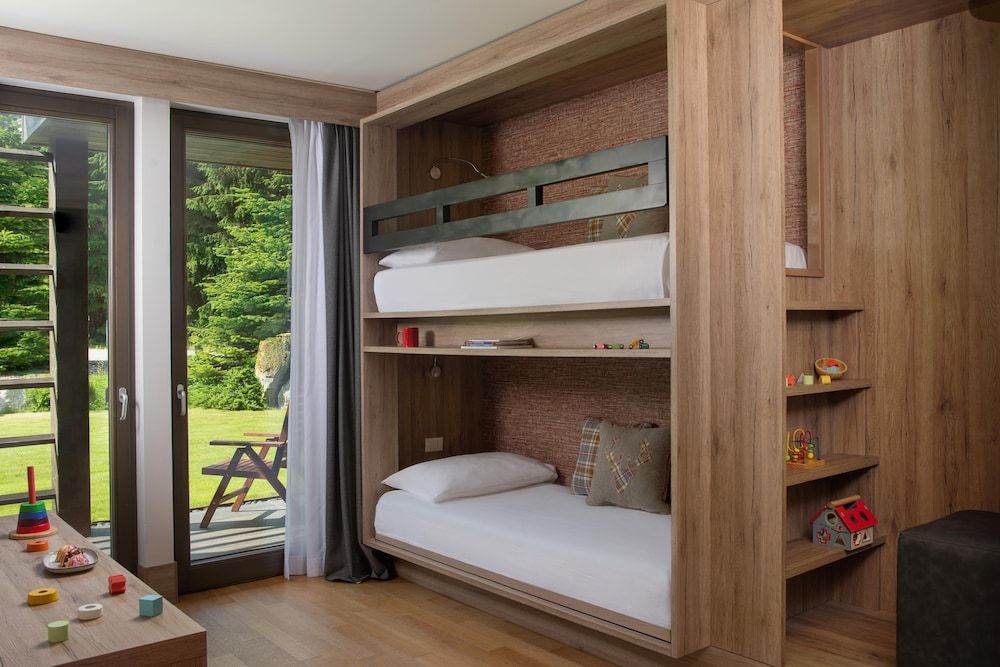 Family Double or Twin Room (Monterosa View)