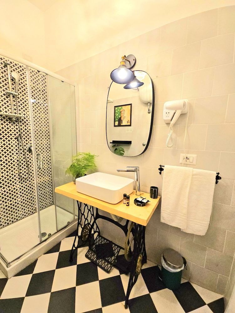 Daily Napoli Deluxe Quadruple Room 8