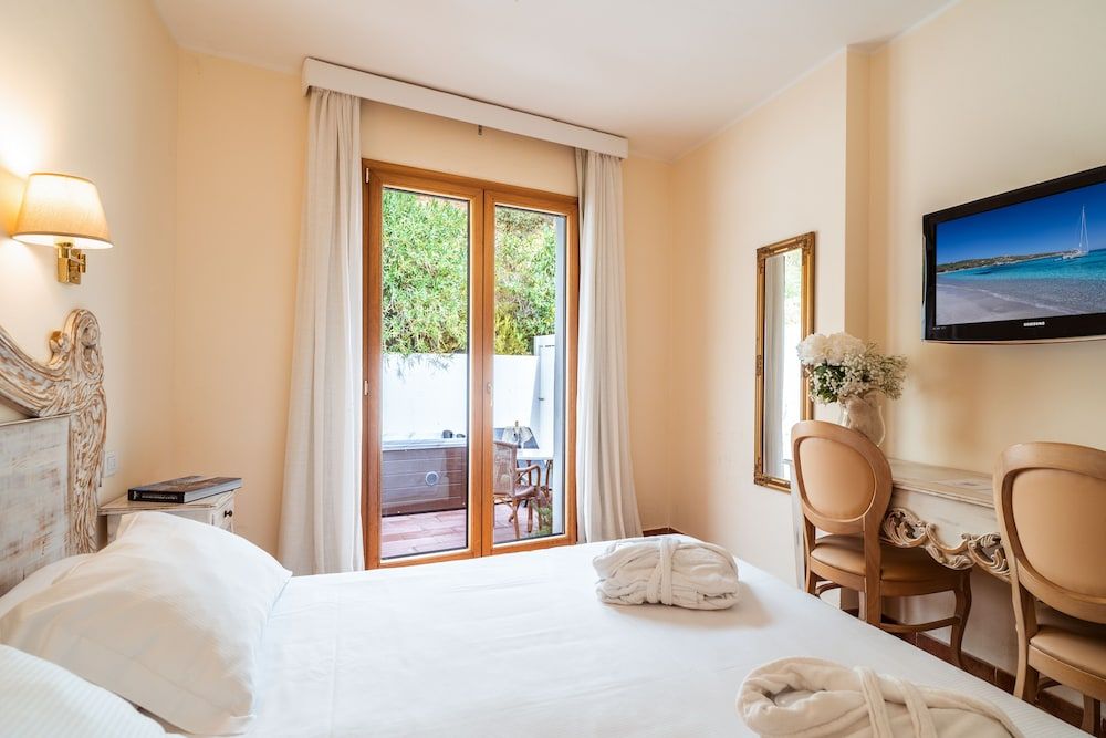 Camera Comfort con letto matrimoniale e o 2 letti singoli, con patio e jacuzzi