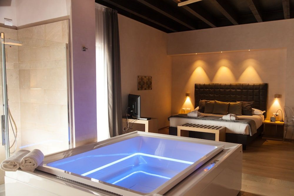 Alba Palace Hotel Suite, Jetted Tub 3