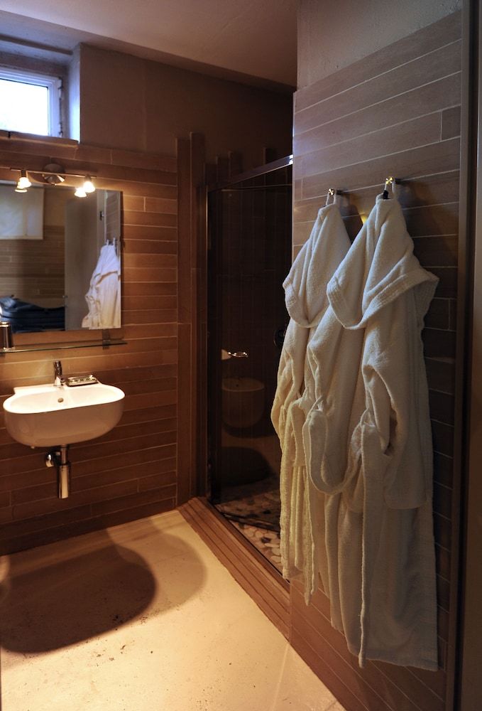 Relais del Lago Honeymoon Suite, 1 Bedroom, Accessible, Lake View 3