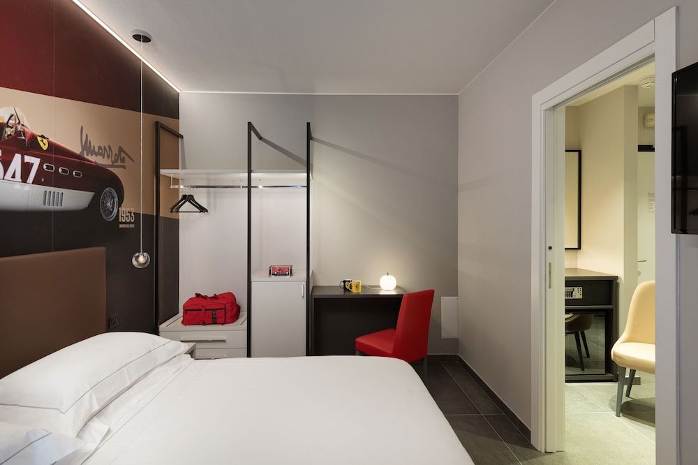 Hotel Maranello Village Deluxe Triple Room 5