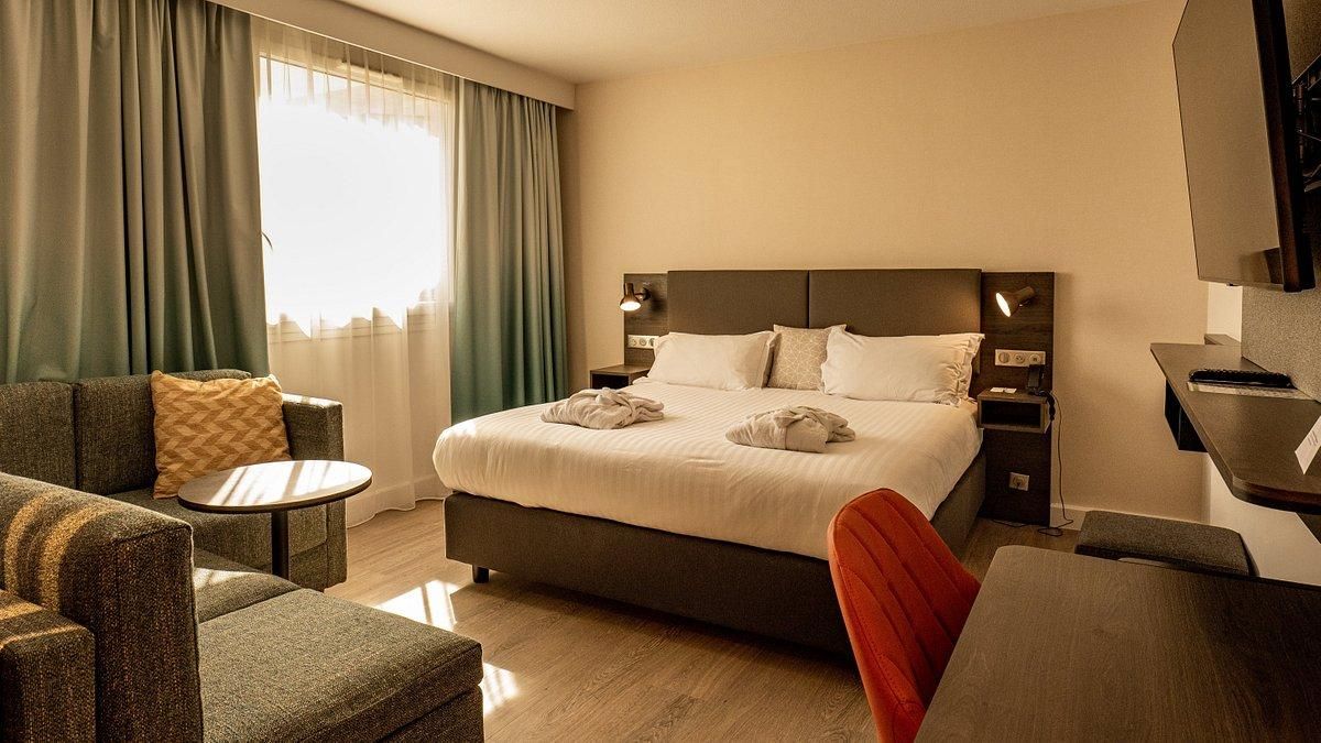 1 King Bed Premium