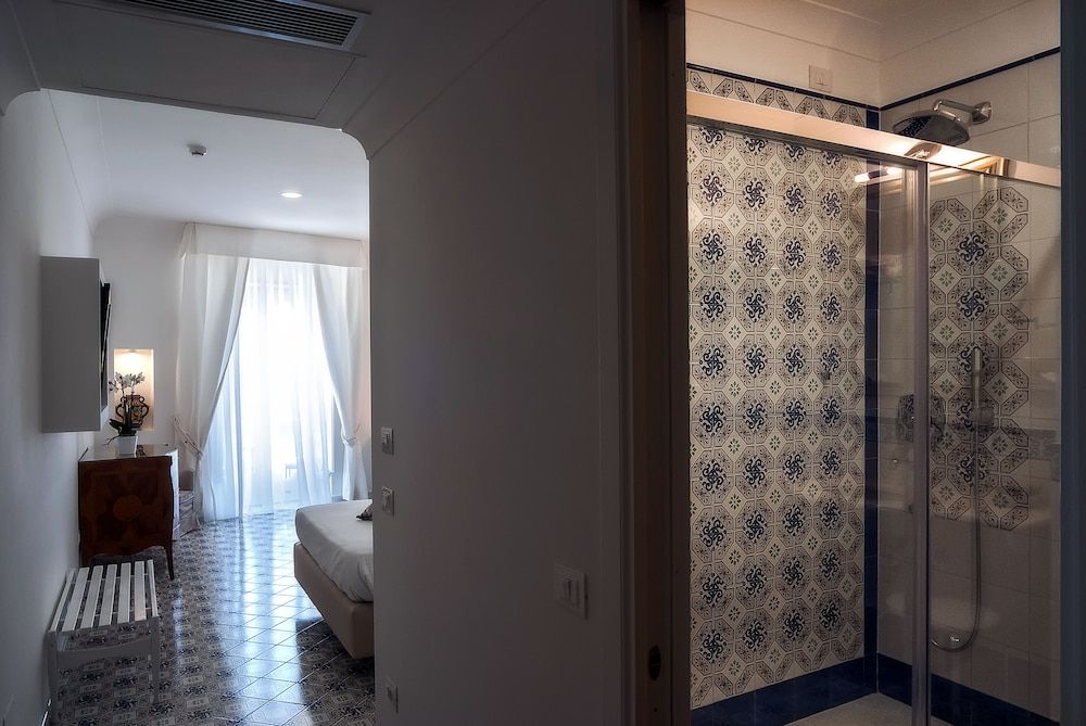 Hotel Montemare Deluxe Double Room, Sea View 9