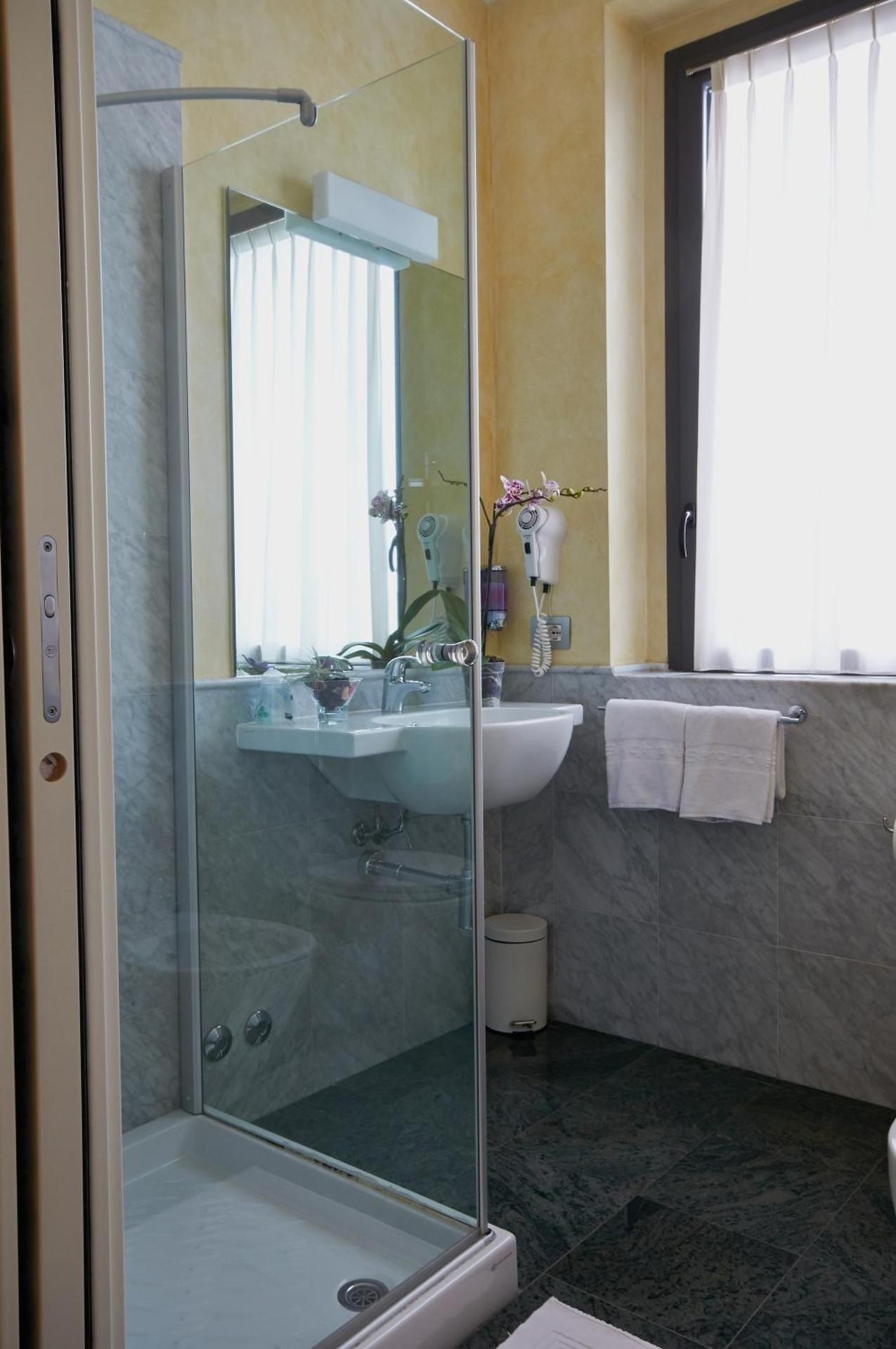 2 Twin Room