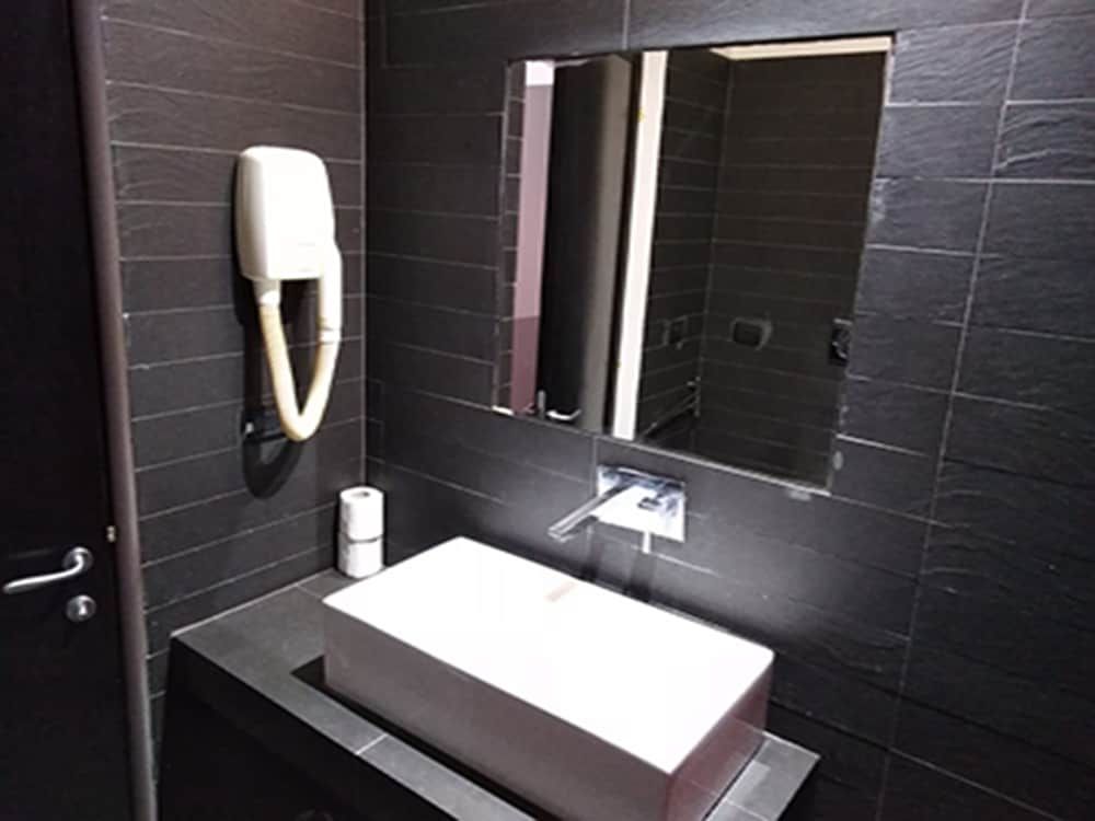 M&J Place Hostel Rome Shared Dormitory - 4 bedsits - Ensuite Bathroom 17